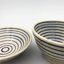 Carica l'immagine nel visualizzatore di Gallery, Coppia ciotole piccole gres righe