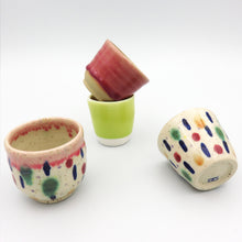 Carica l'immagine nel visualizzatore di Gallery, Tazzine in gres e porcellana