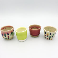 Carica l'immagine nel visualizzatore di Gallery, Tazzine in gres e porcellana
