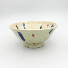 Carica l'immagine nel visualizzatore di Gallery, colorato centrotavola in gres, ceramica artigianale dipinta a mano. Artigianato artistico di qualità Made in Italy