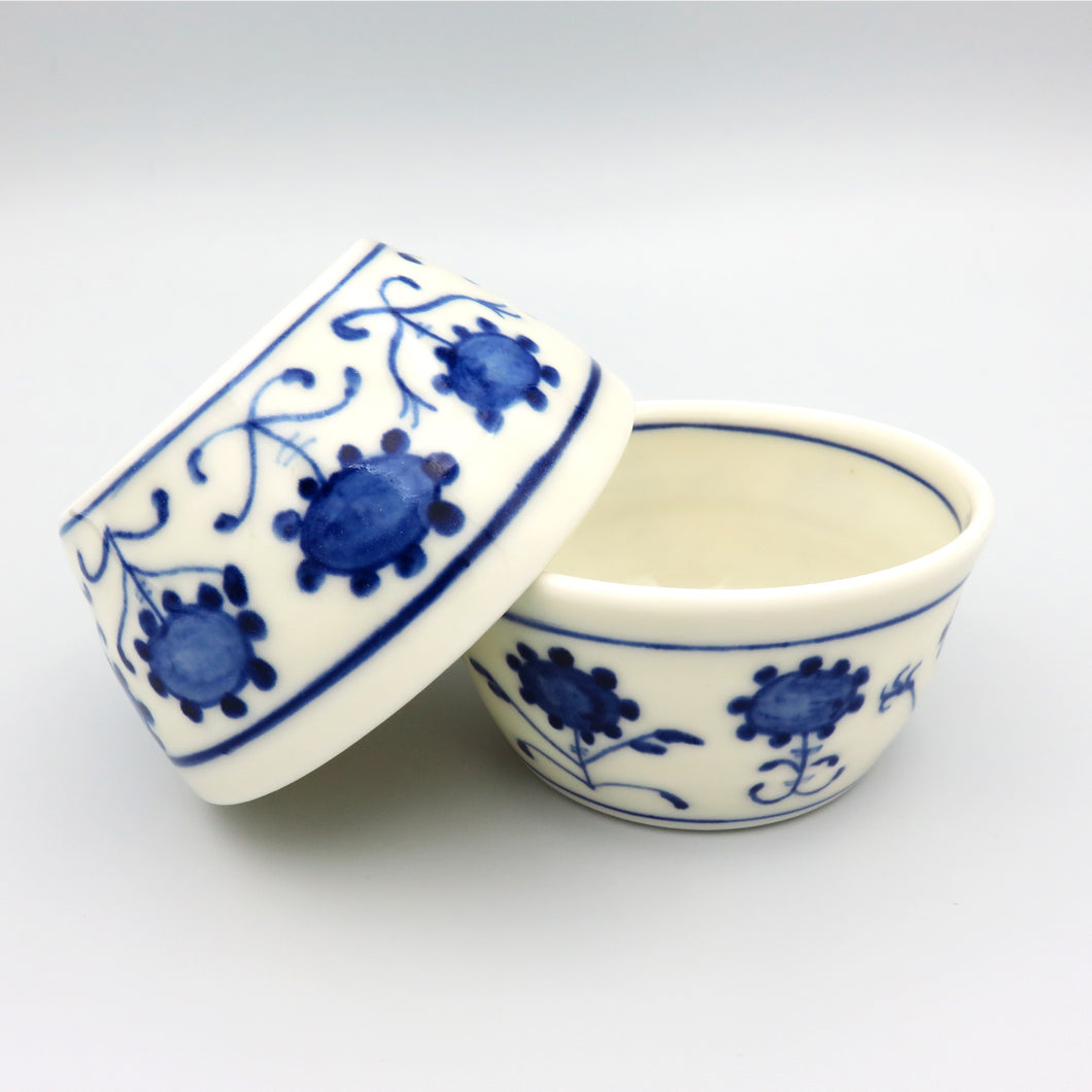 Porcellana purissima bianca e blu, decorazione fiori di brionia. Ceramica artigianale abruzzese